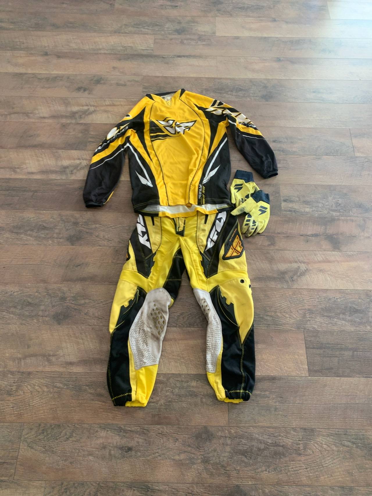 SIZE 28
Fly MX jersey, pants and gloves