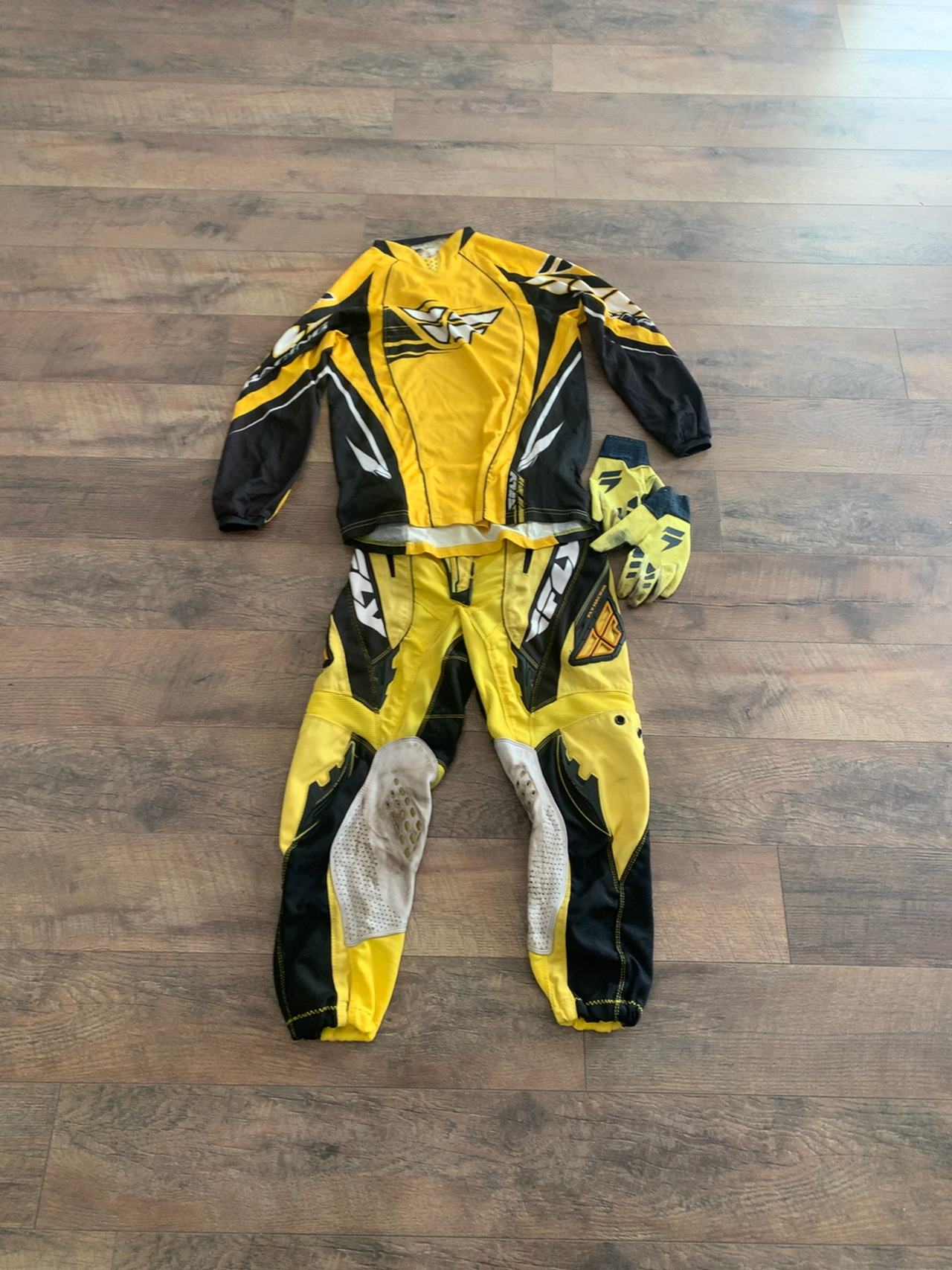 SIZE 28
Fly MX jersey, pants and gloves