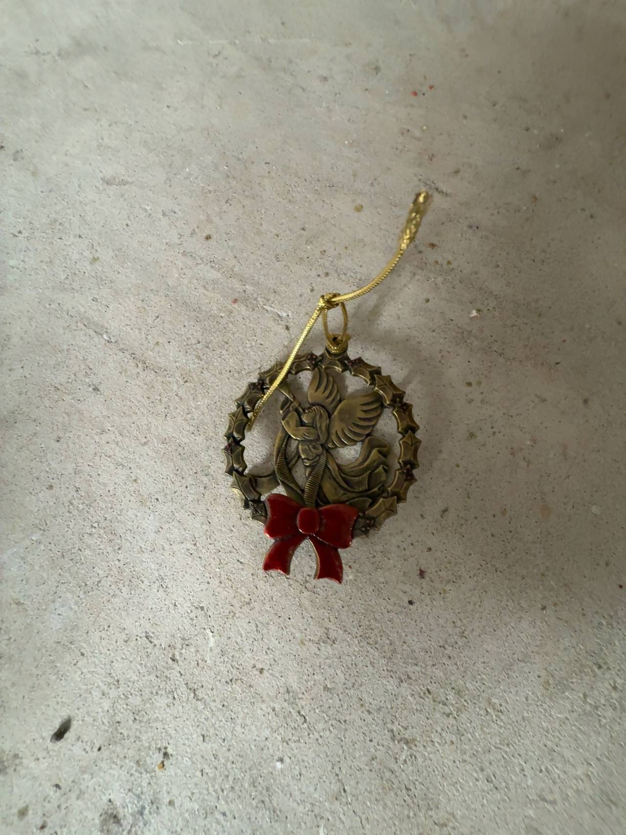 Gloria Duchin 1991 Vintage Metal Wreath Christmas Ornament