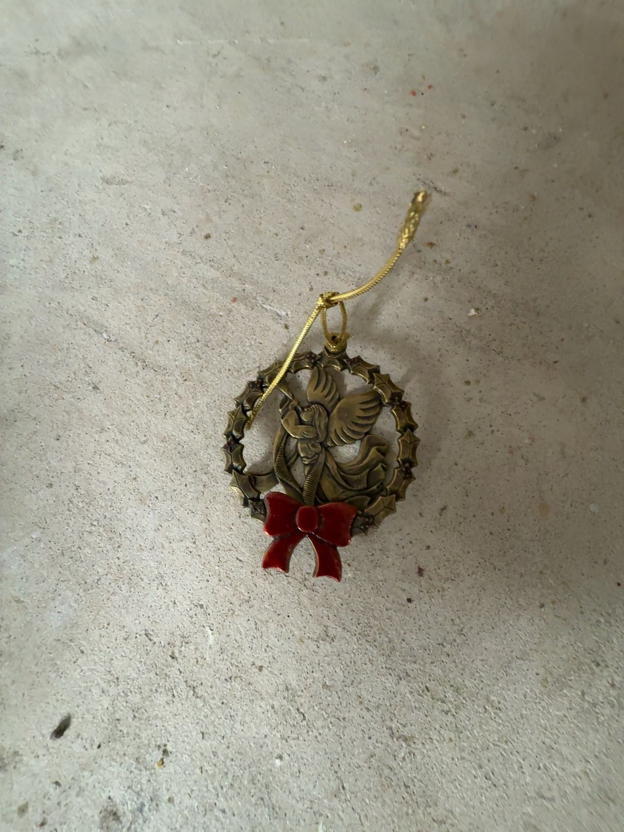 Gloria Duchin 1991 Vintage Metal Wreath Christmas Ornament