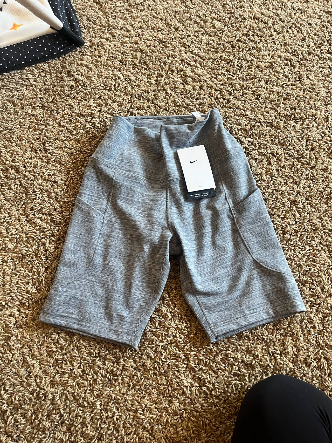 Nike Go Women's Firm-Support High-Waisted 8" Biker Shorts with Pockets nwt small
