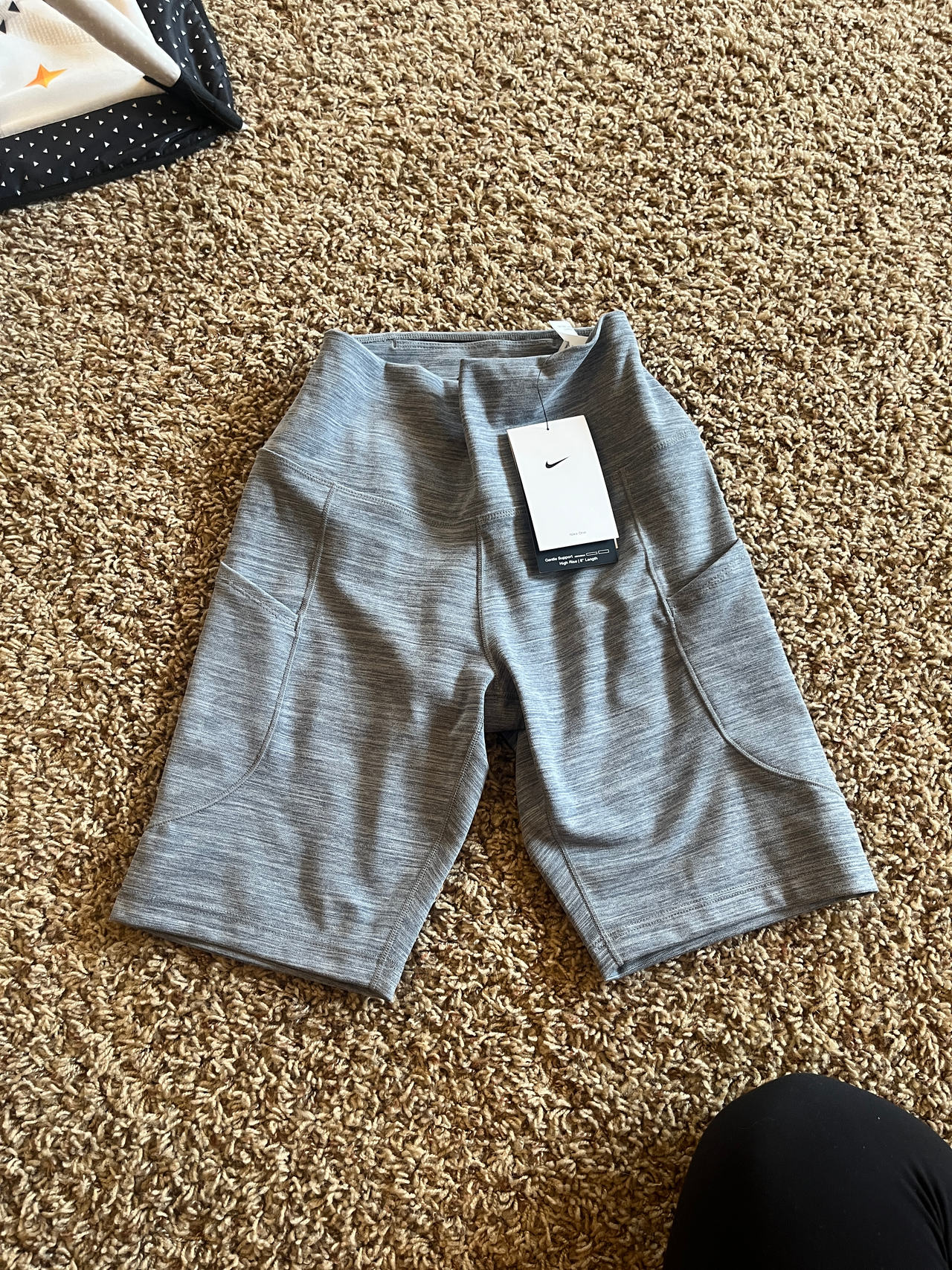 Nike Go Women's Firm-Support High-Waisted 8" Biker Shorts with Pockets nwt small
