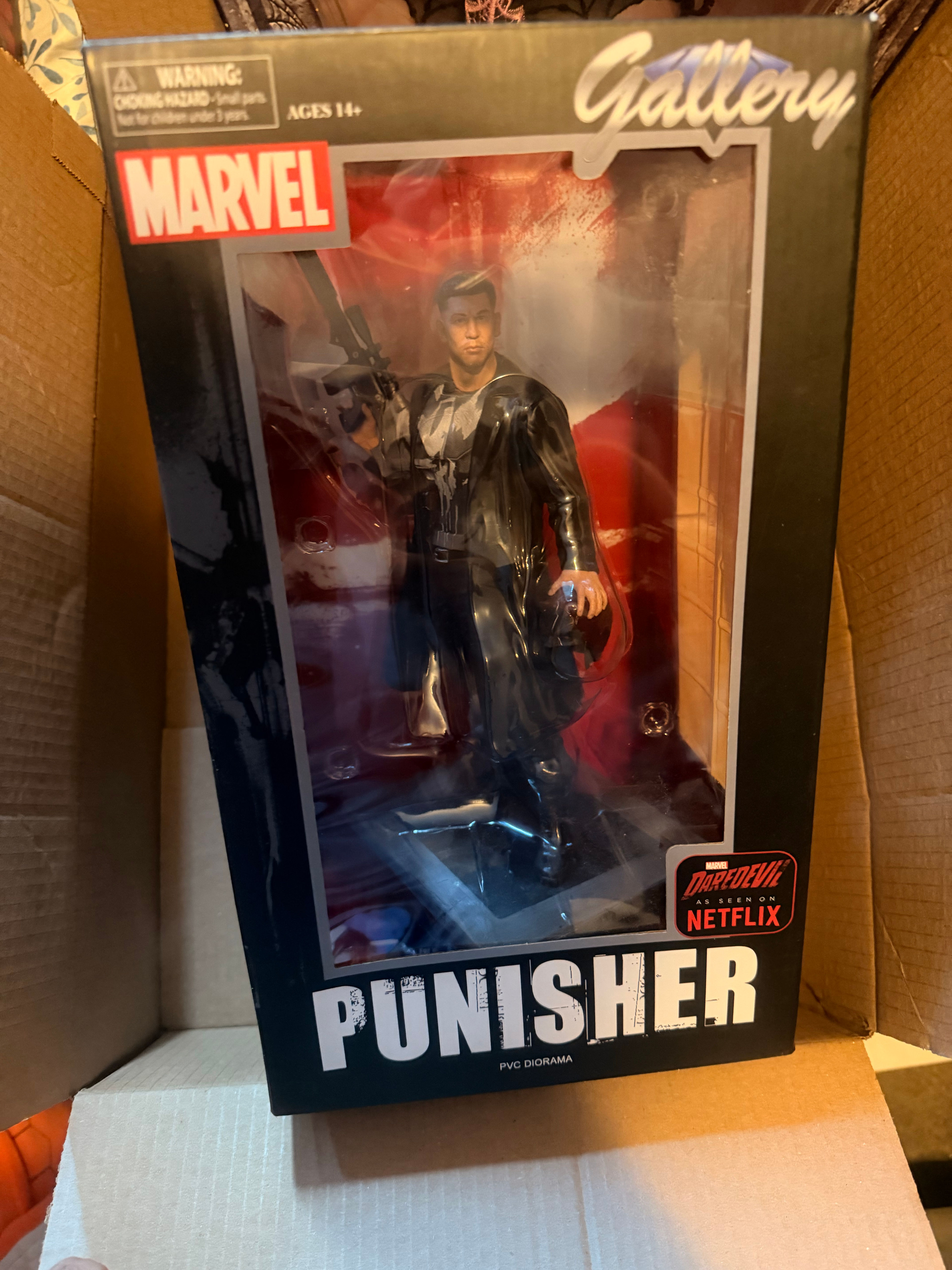 Diamond Select Toys Marvel Gallery Punisher PVC Diorama