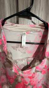 Dear Scarlett Floral Roll-Tab Sleeve V-Neck Top size large pink floral - Image 2