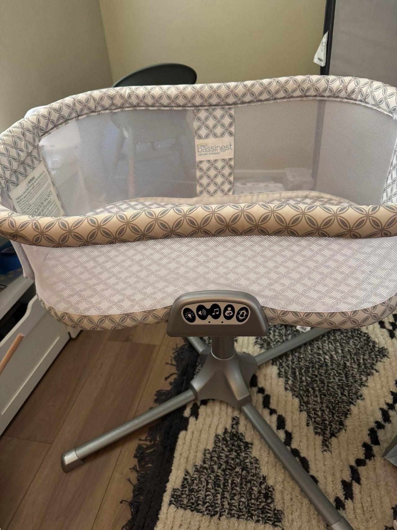 HALO BassiNest Swivel Sleeper Premiere Series