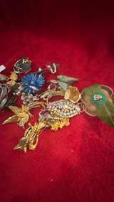 Vintage Costume Jewelry Brooch and Pin Lot - Image 4