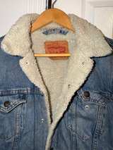 Levi's Sherpa Lined Denim Trucker Jacket Blue Size Small - Image 2