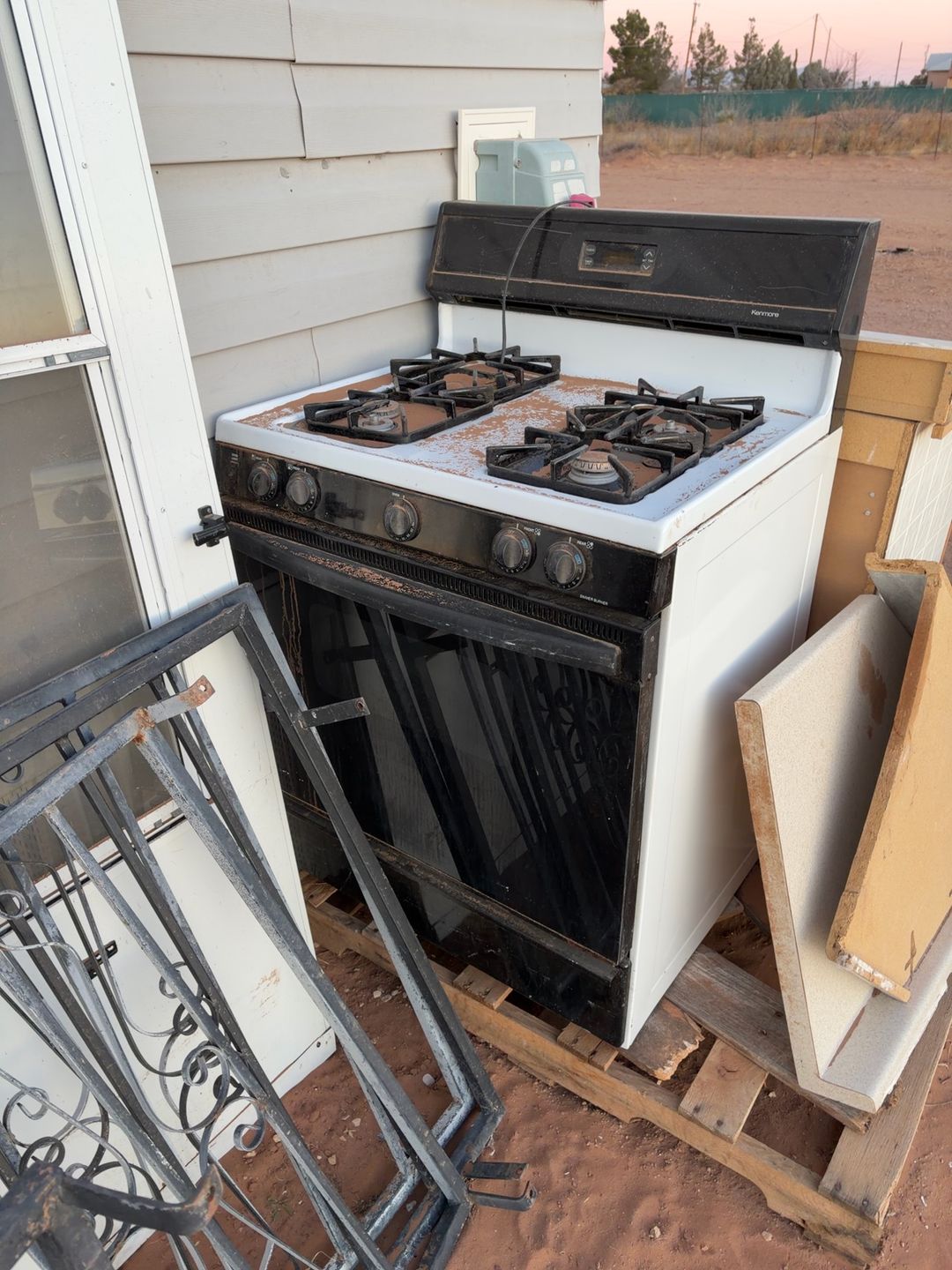 Hotpoint 30-inch Free Standing Gas Range White with Black Oven Door