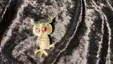 Vintage signed Gerry's gold-tone owl brooch with red rhinestone eyes. - Image 3