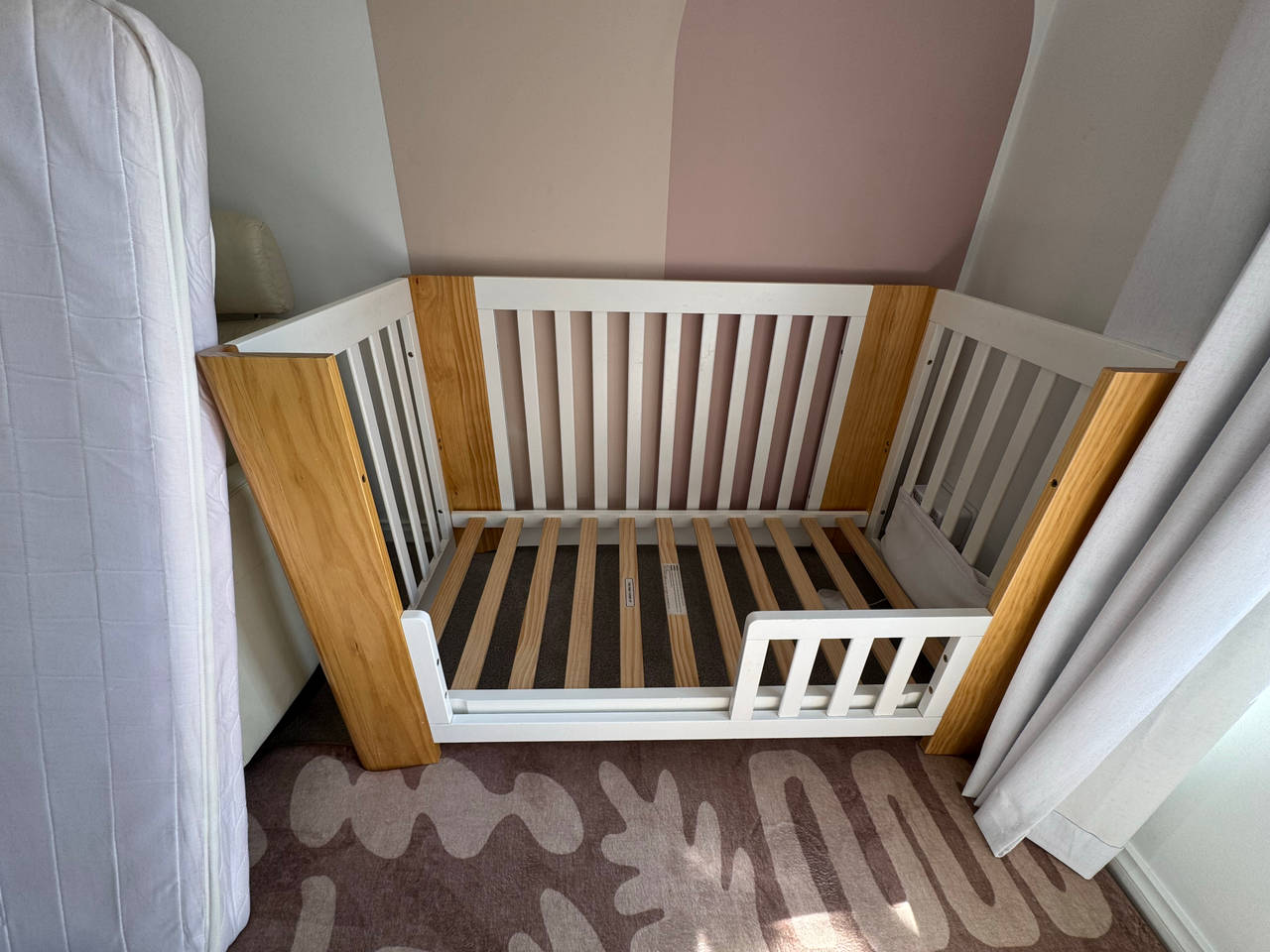 Mocka Aspen Cot - White/Natural