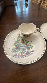 4 Salem Christmas Eve Plates Green & Gold Trim with cup indentation and 2 cups  - Image 2