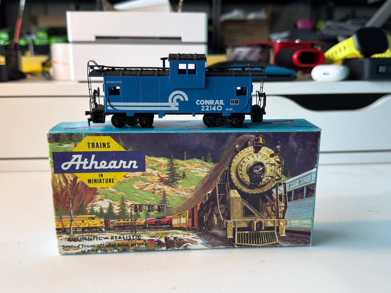 Athearn HO Scale Conrail Bay Window Caboose 22140