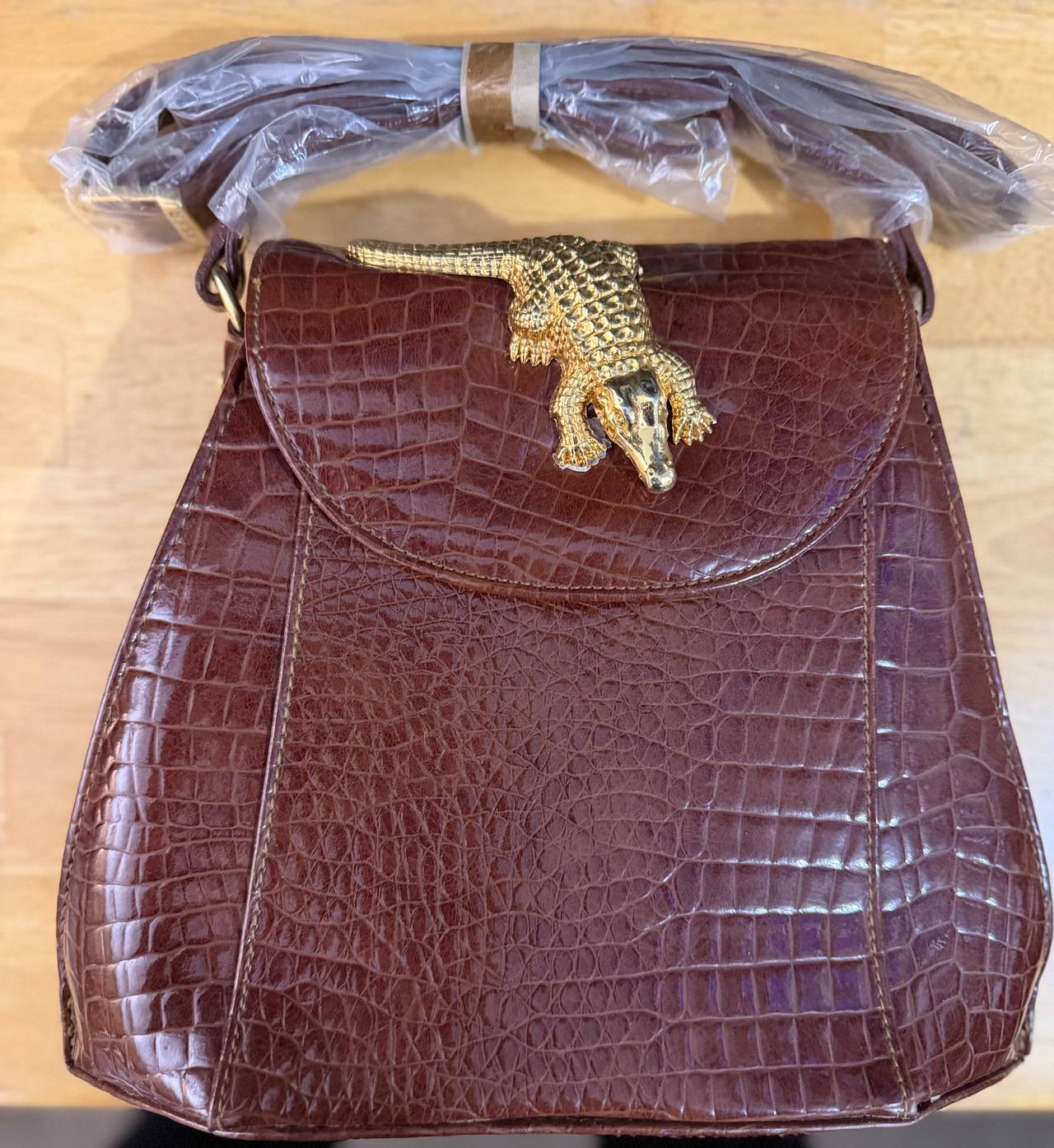 Sasha Croc Embossed Leather Handbag w/ Gold Alligator Clasp – Vintage Style