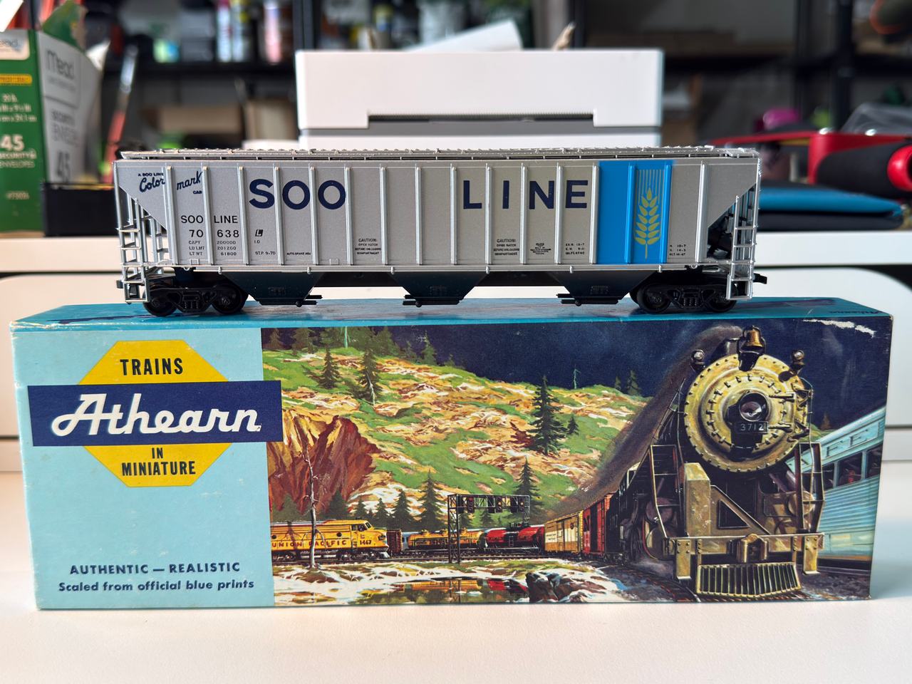 Athearn HO Scale Soo Line 4-Bay Center Flow Covered Hopper