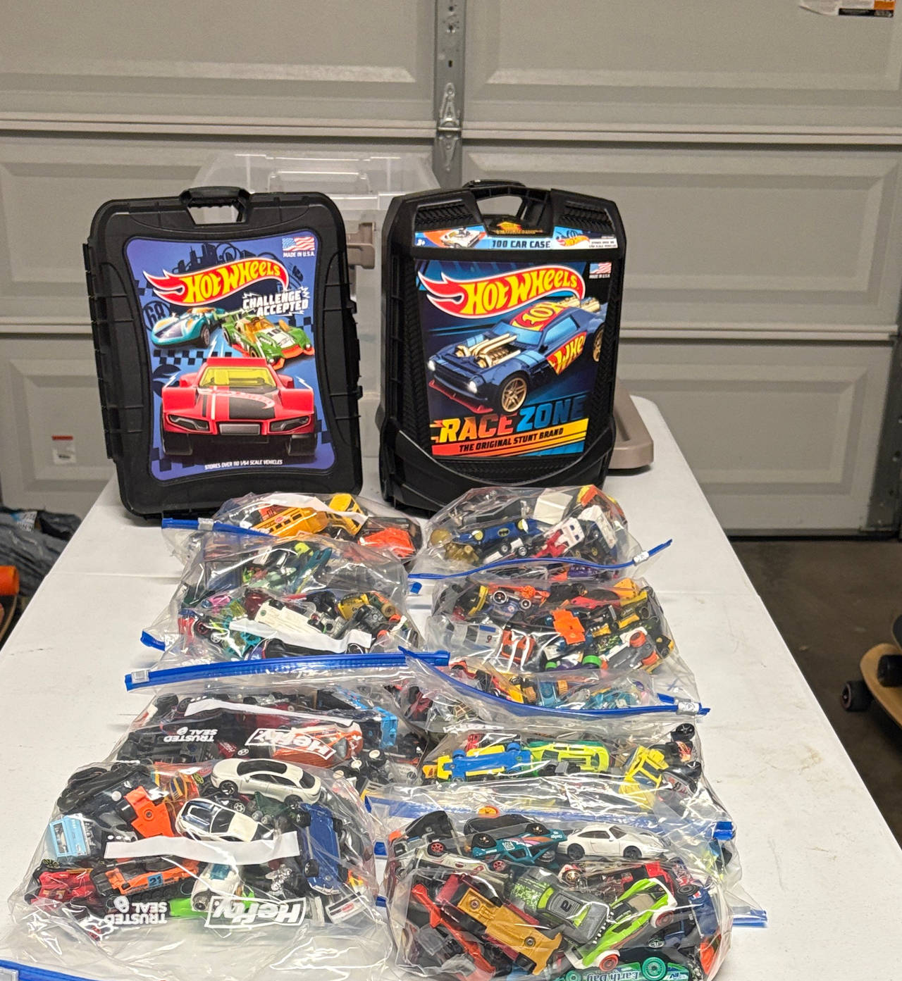 Hot Wheels 100 Car Carrying Case with Car Lot