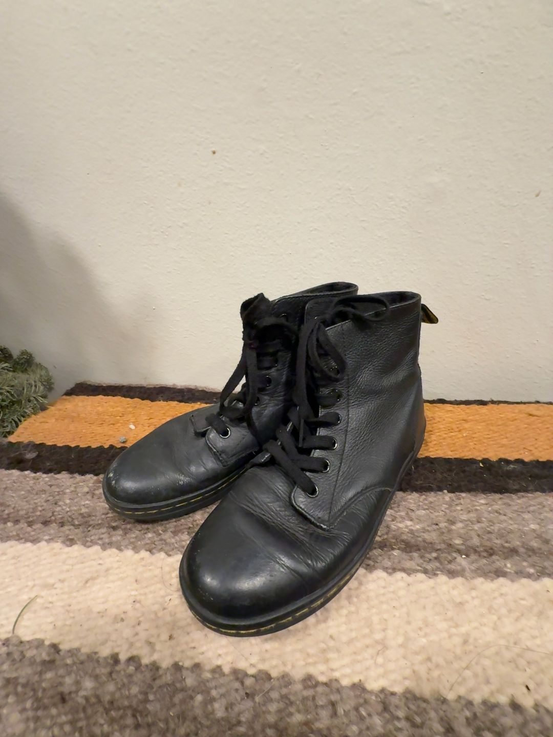 Dr. Martens Leyton Women's Ankle Boot Black Leather: size 7