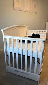 Storkcraft Portofino 4-in-1 Convertible Crib and Changer - White - Image 2