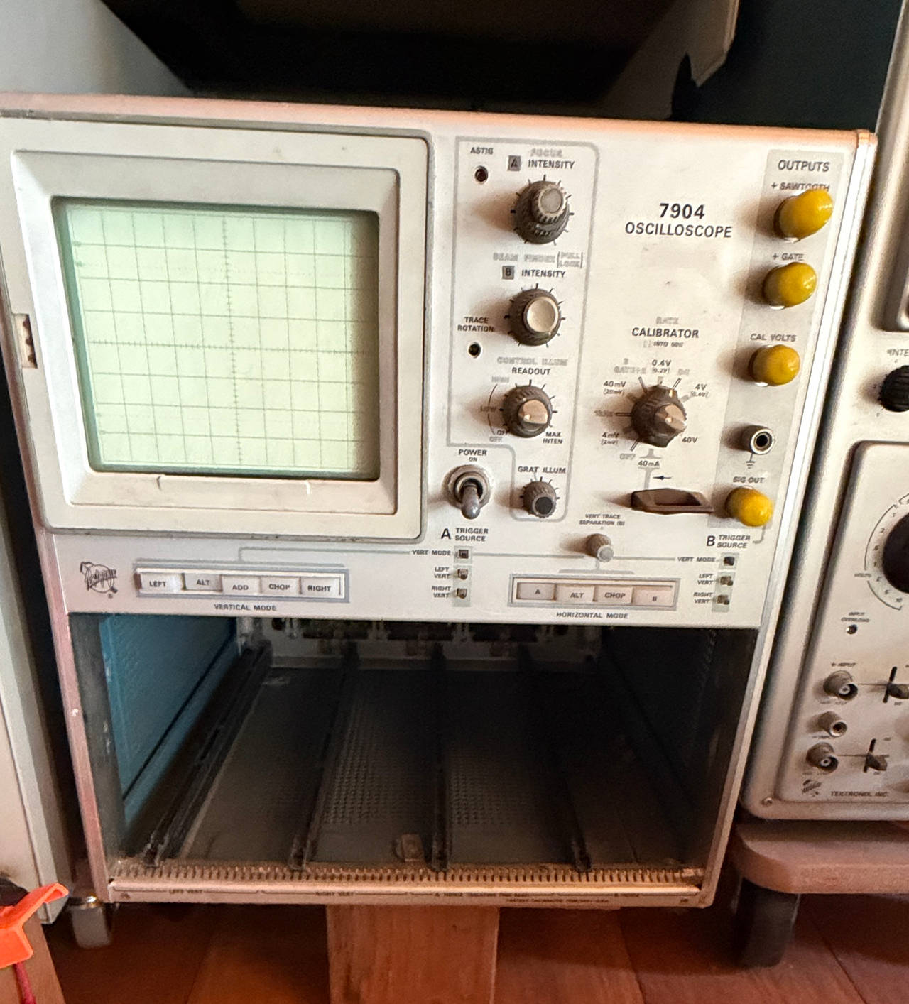 Tektronix 7904 Oscilloscope Mainframe