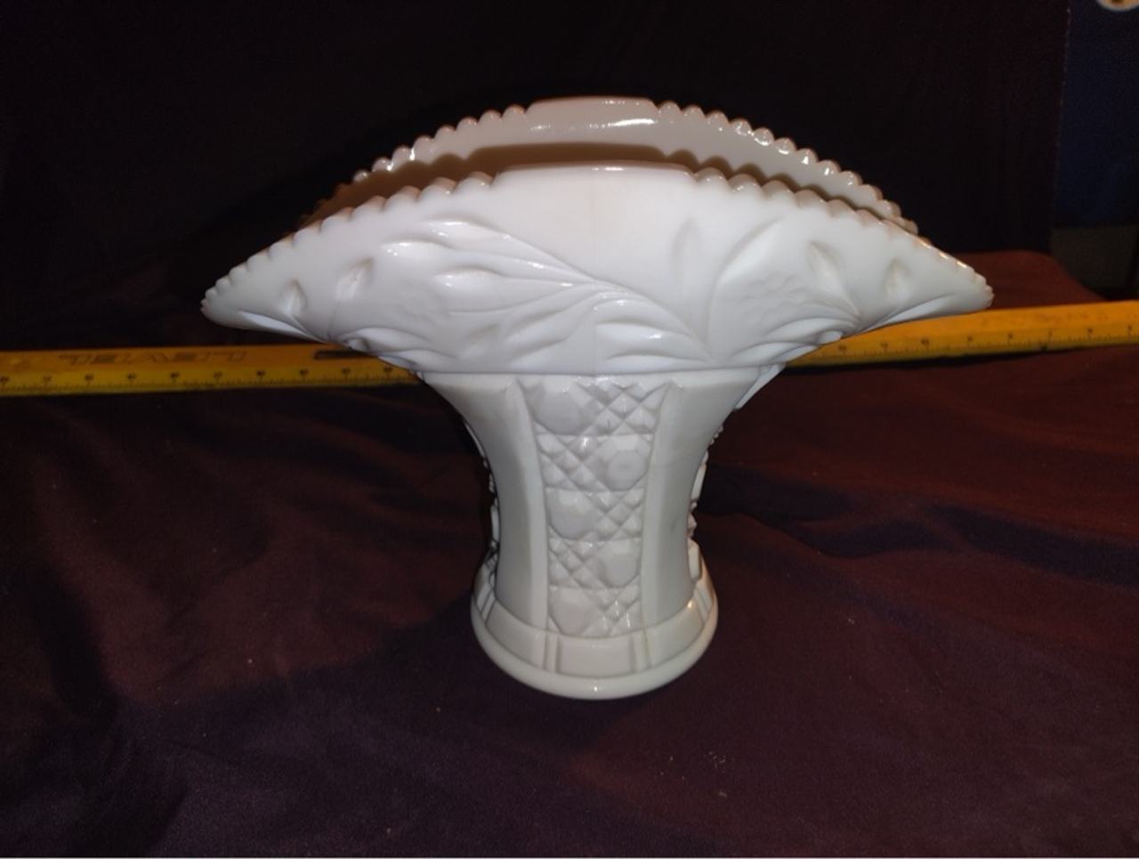 L.E. Smith Vintage White Milk Glass Vase