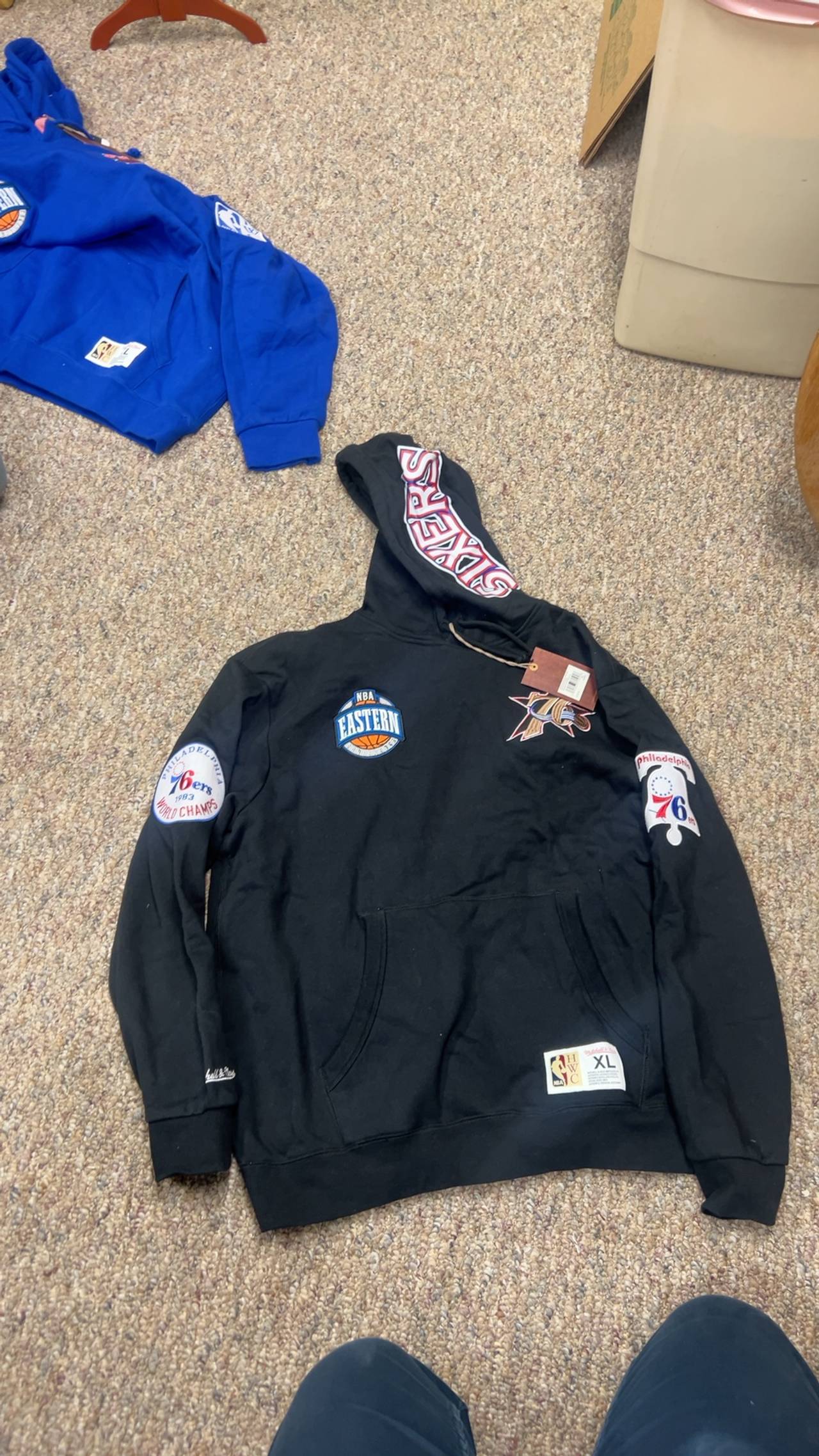 XL Mitchell & Ness Philadelphia 76ers Black Hardwood Classics Hoodie