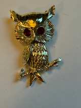 Vintage signed Gerry's gold-tone owl brooch with red rhinestone eyes. - Image 4