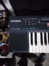 Casio Casiotone CT-370 Keyboard - Image 1