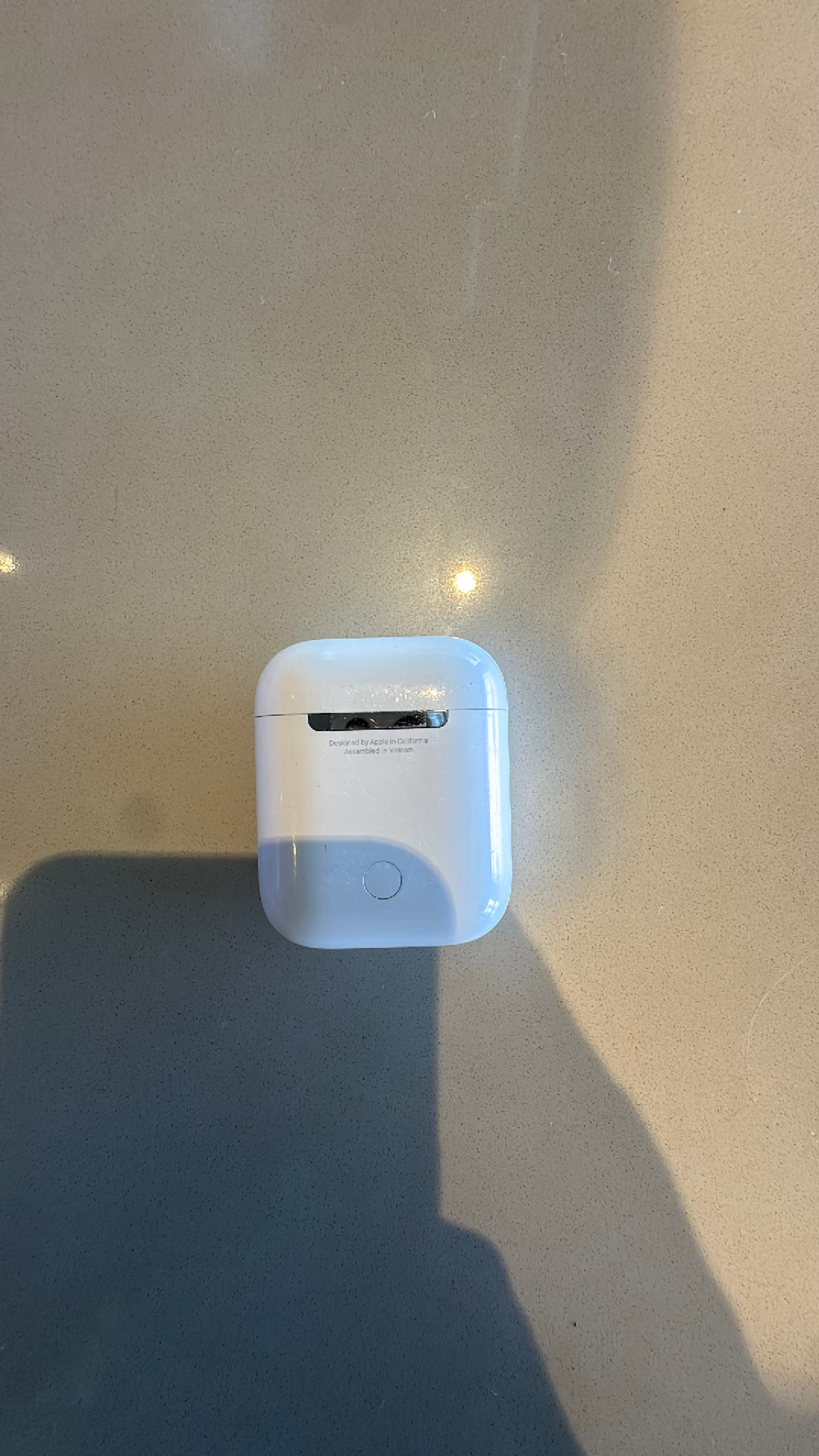 Apple AirPods charging case - Image 3