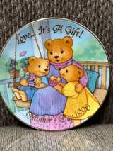 Avon Mother's Day 1996 "Love... It's a Gift!" Collector Plate - Image 4