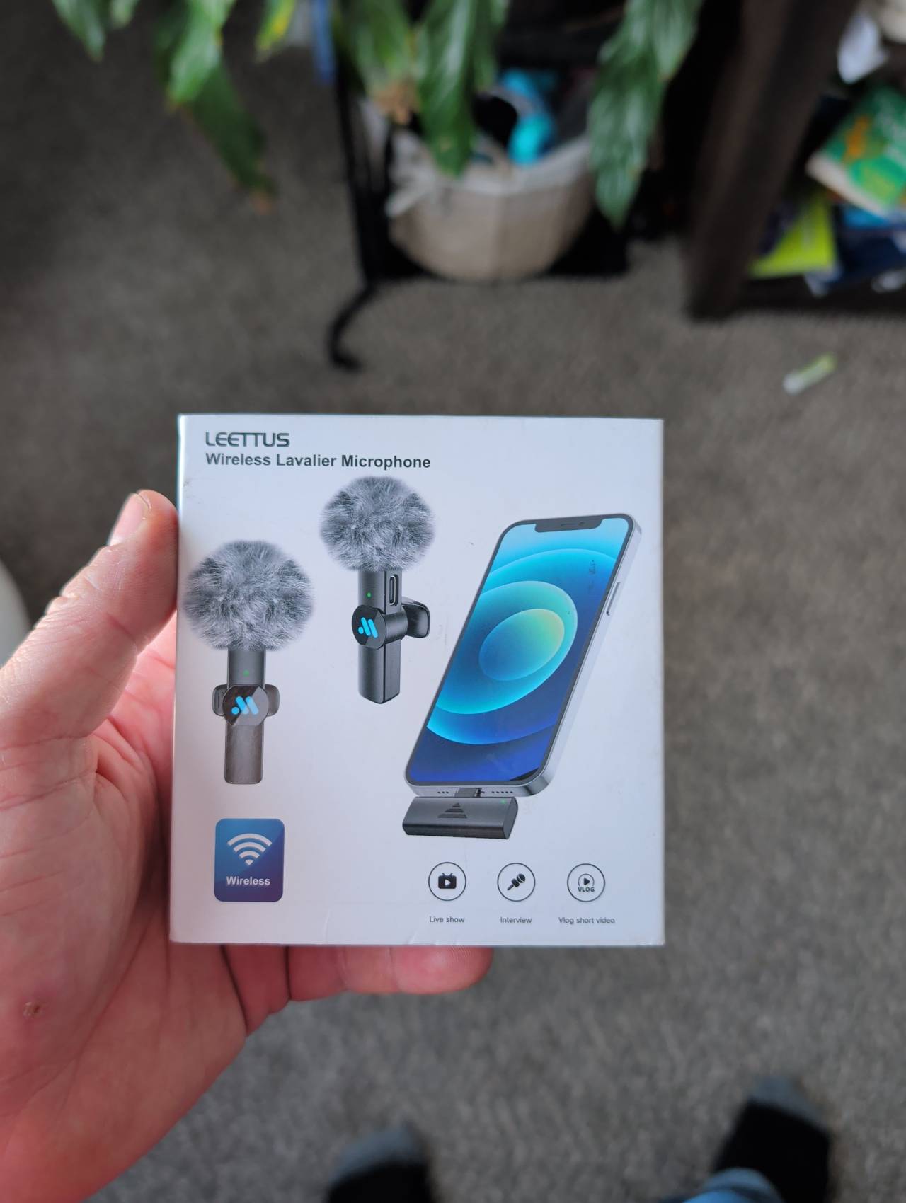 LEETTUS Wireless Lavalier Microphone
