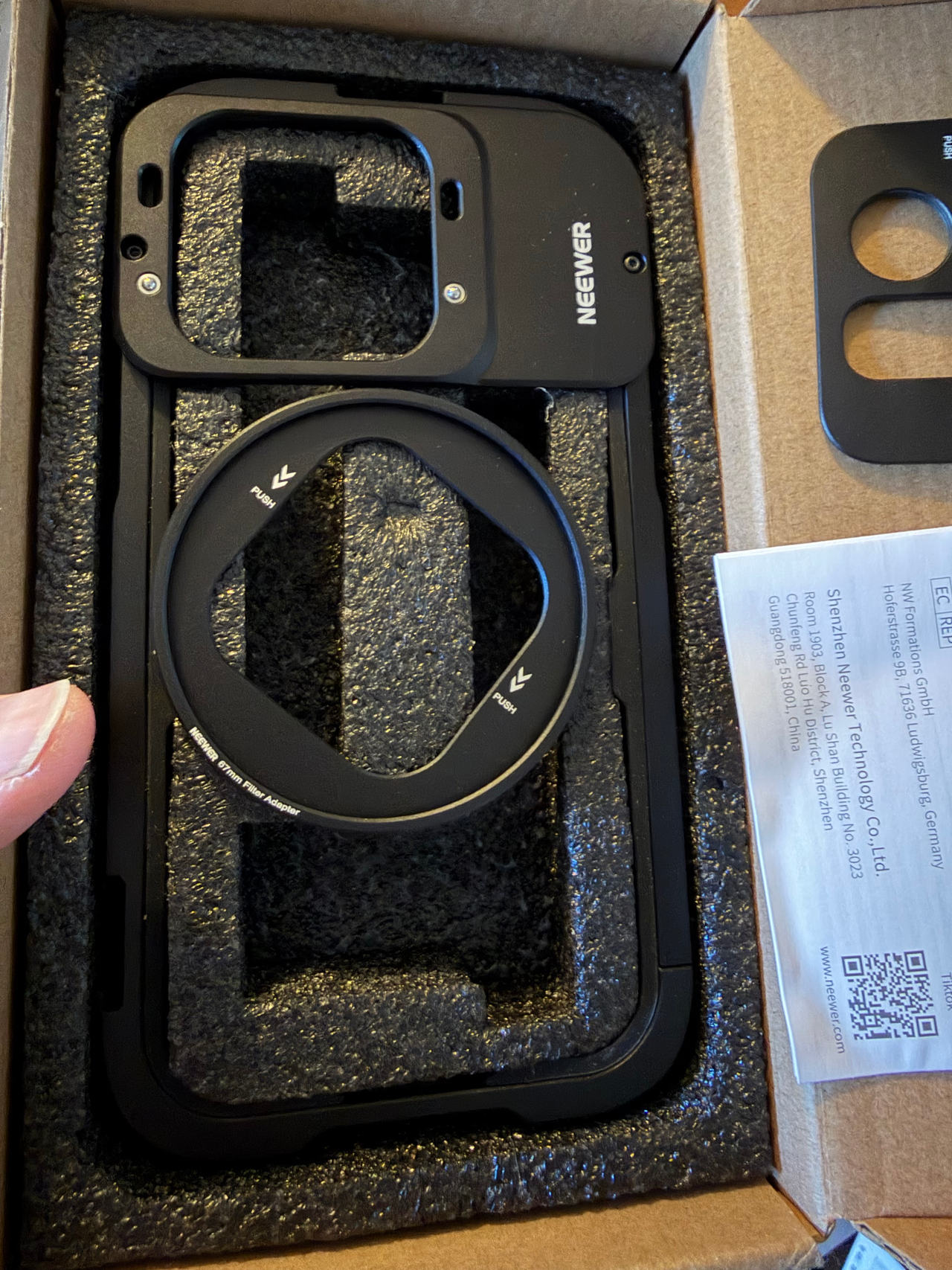 Neewer iPhone 16 Pro Max Video Cage with 67mm Filter Adapter