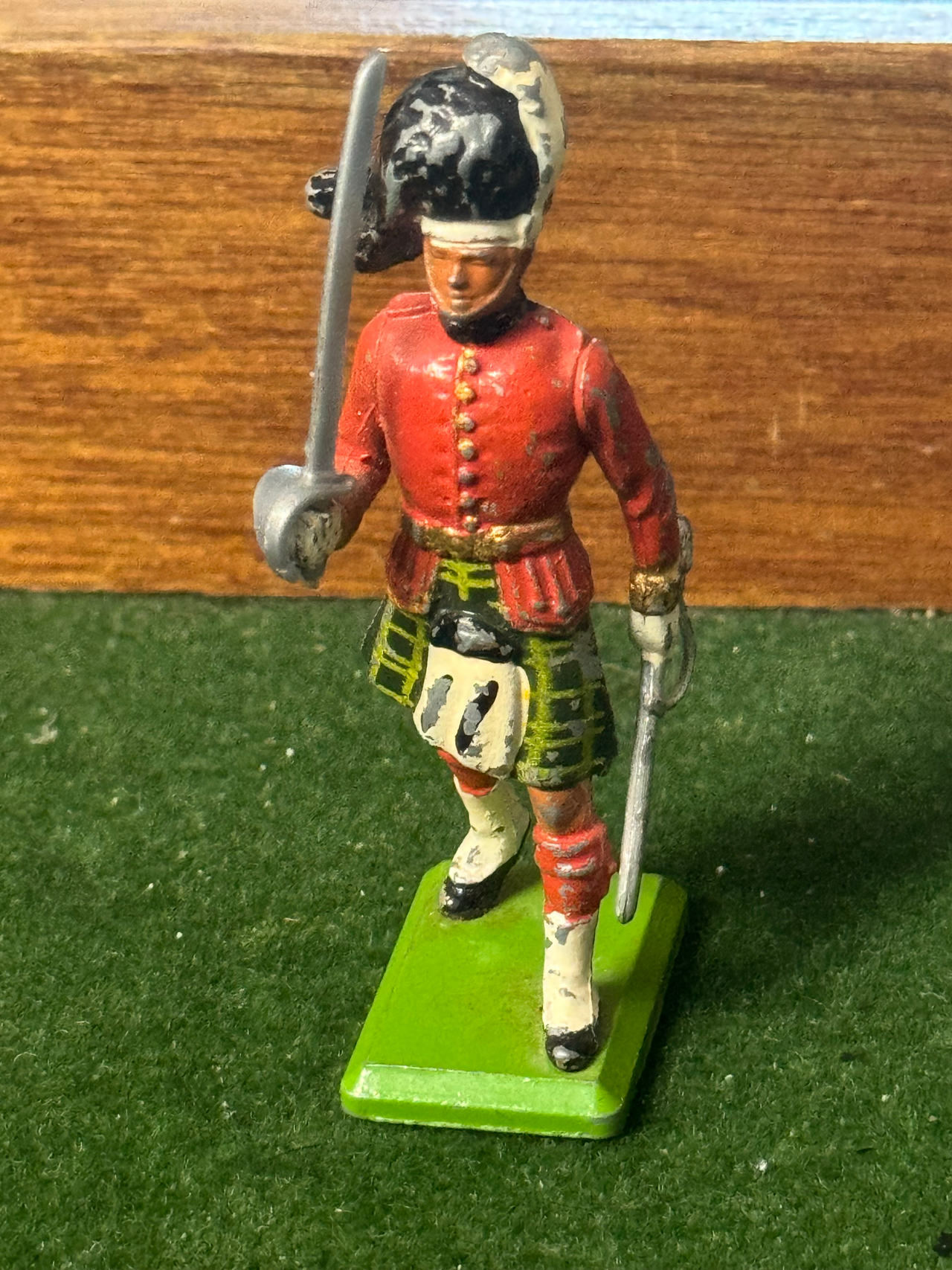 Britains Toy Soldier Gordon Highlander Officer