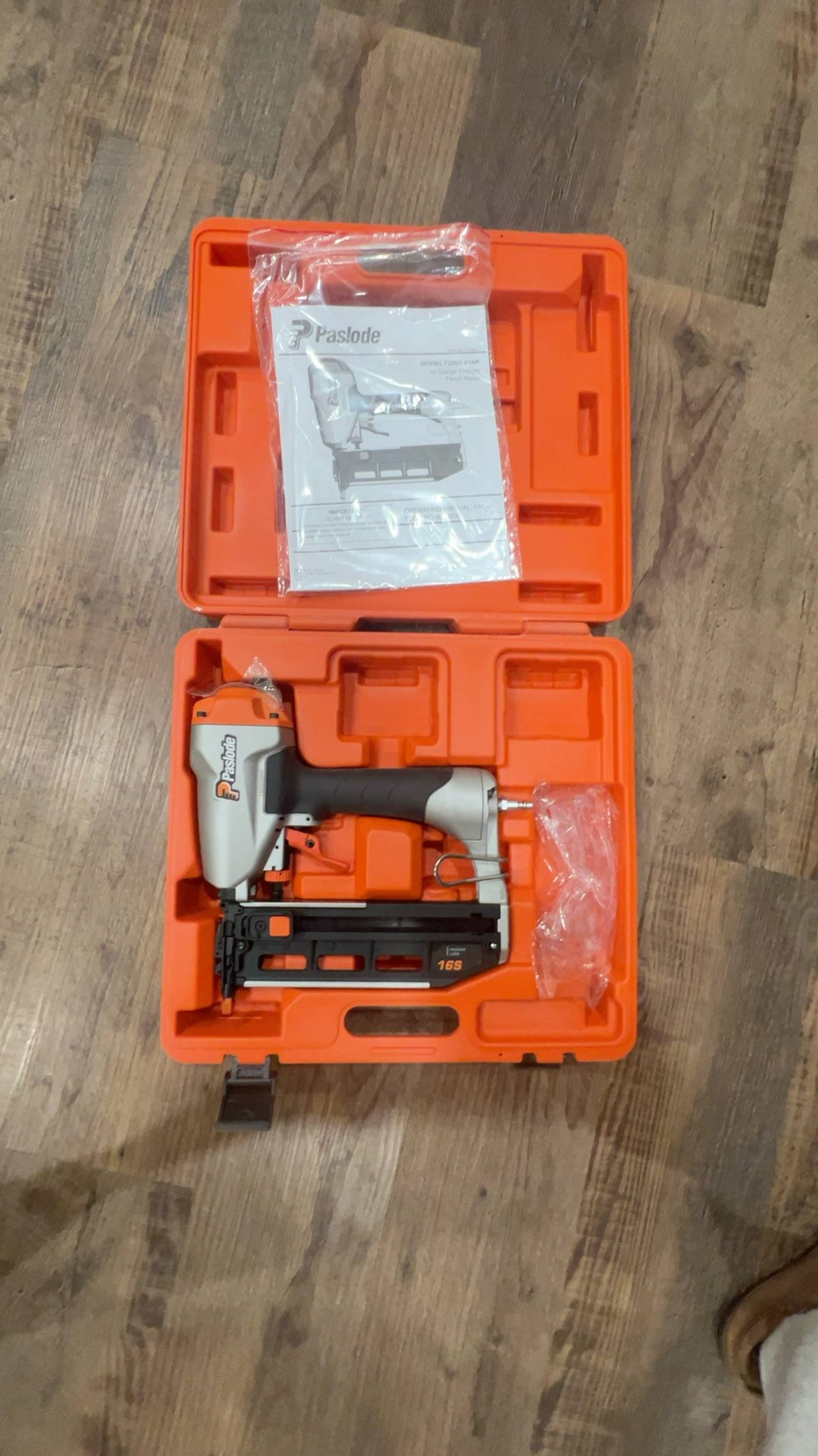 Paslode 18-Gauge Pneumatic Brad Nailer Gun