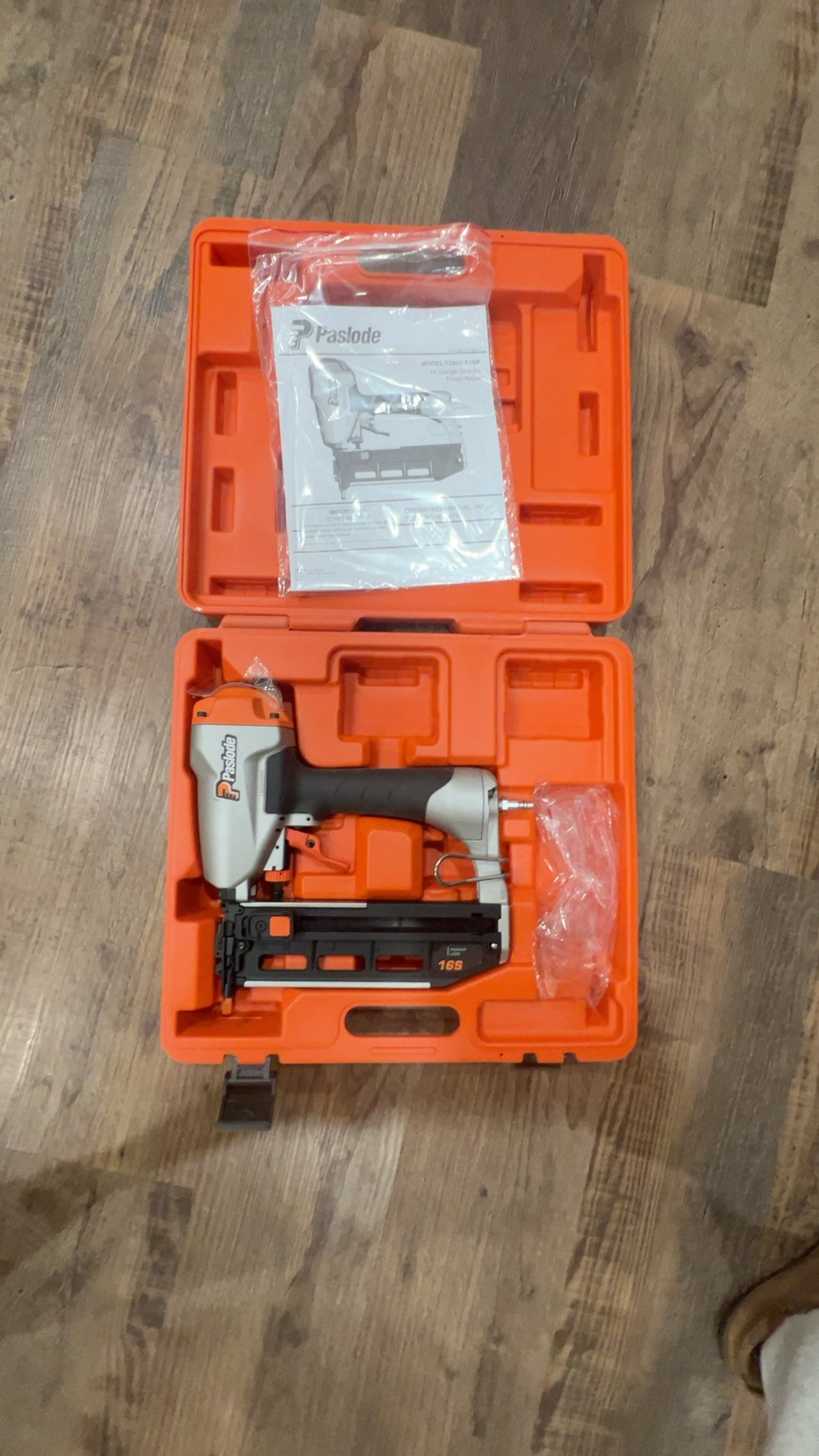Paslode 18-Gauge Pneumatic Brad Nailer Gun
