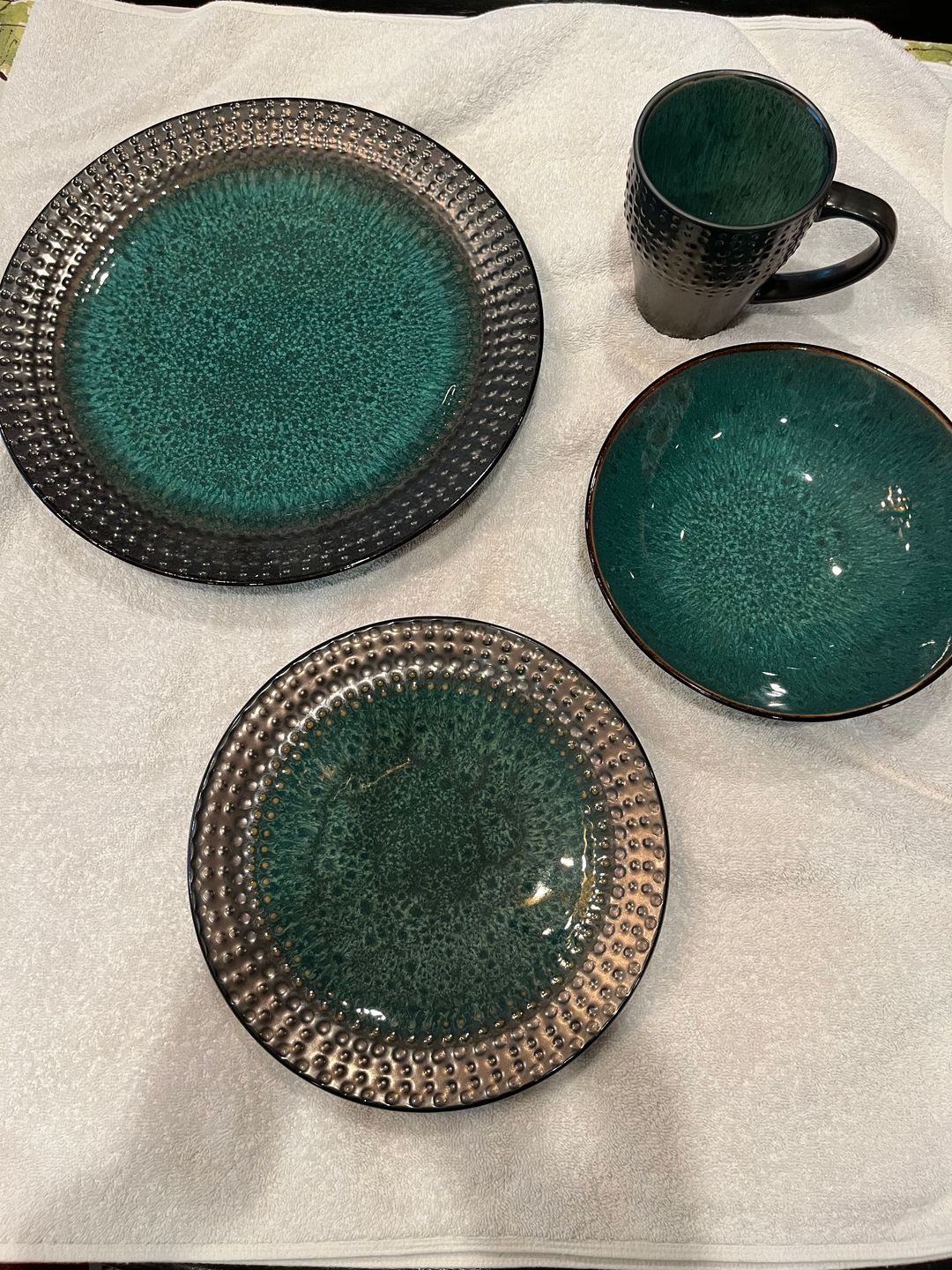 Mikasa Ontario Green Stoneware Dinnerware Set for 4 people; 16 piece set