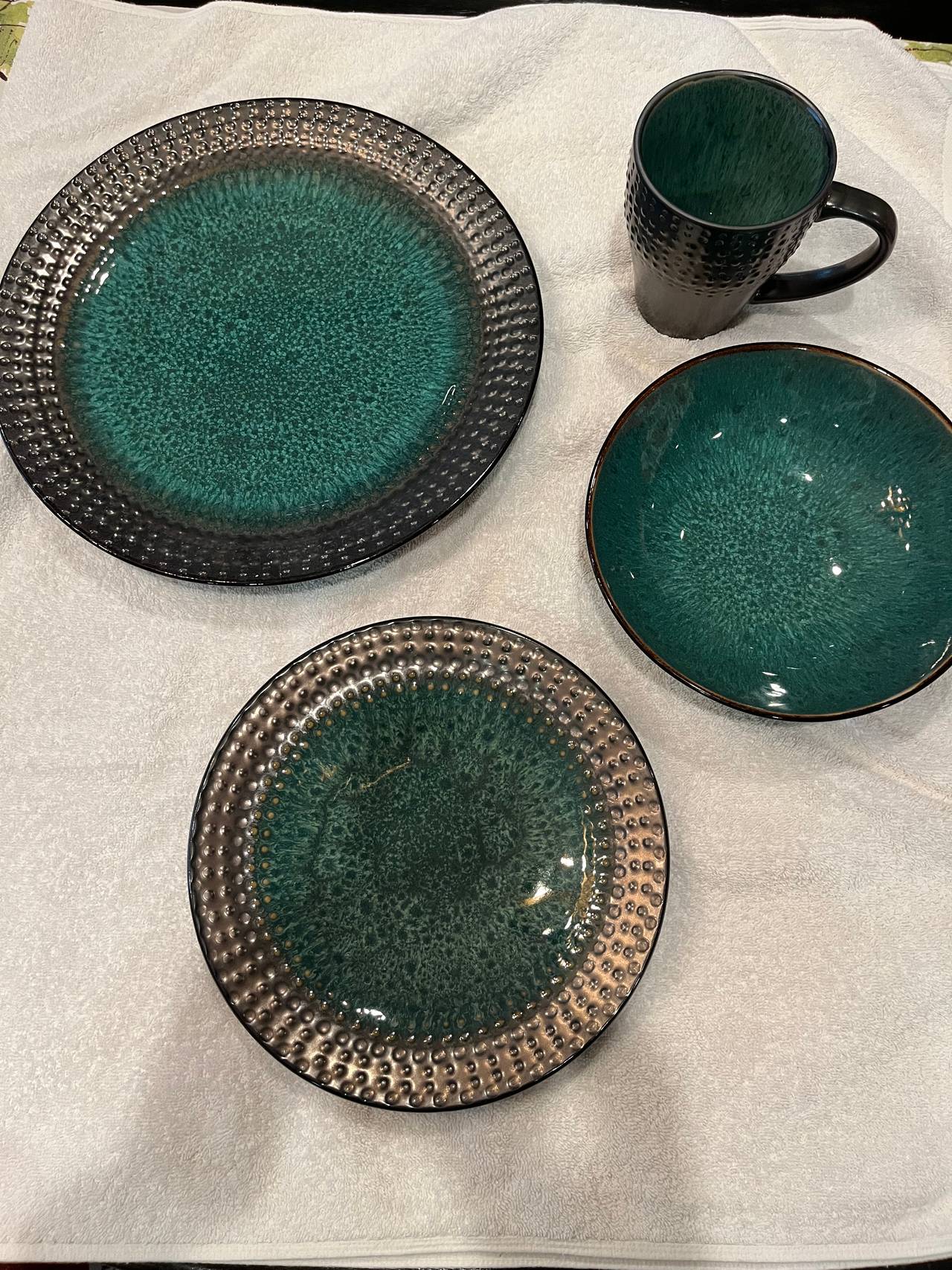 Mikasa Ontario Green Stoneware Dinnerware Set for 4 people; 16 piece set