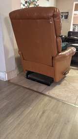 La-Z-Boy Pinnacle Leather Recliner - Image 4