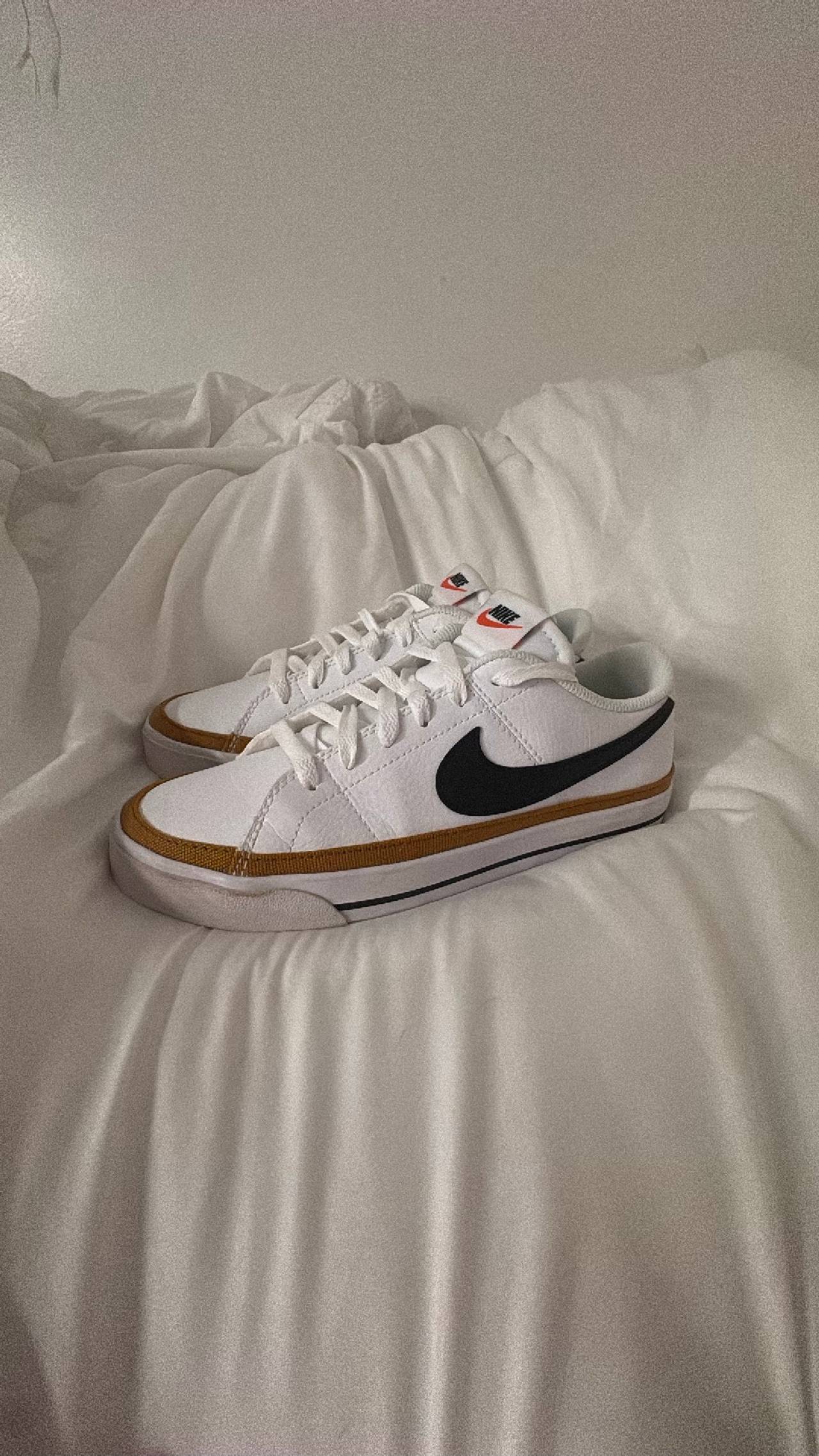 Nike Women's Court Legacy Sneaker Size 7