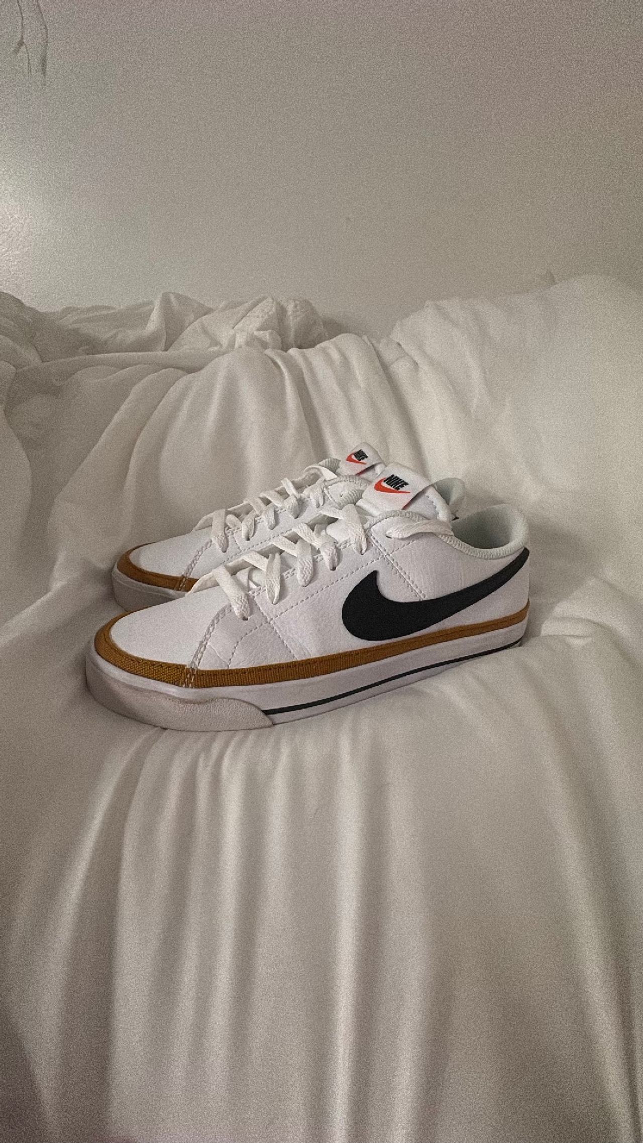 Nike Women's Court Legacy Sneaker Size 7