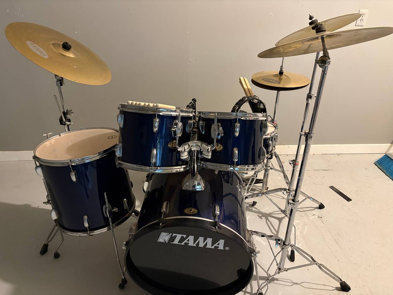 Tama Imperialstar 5-Piece Drum Kit with Double Pedal and Accessories