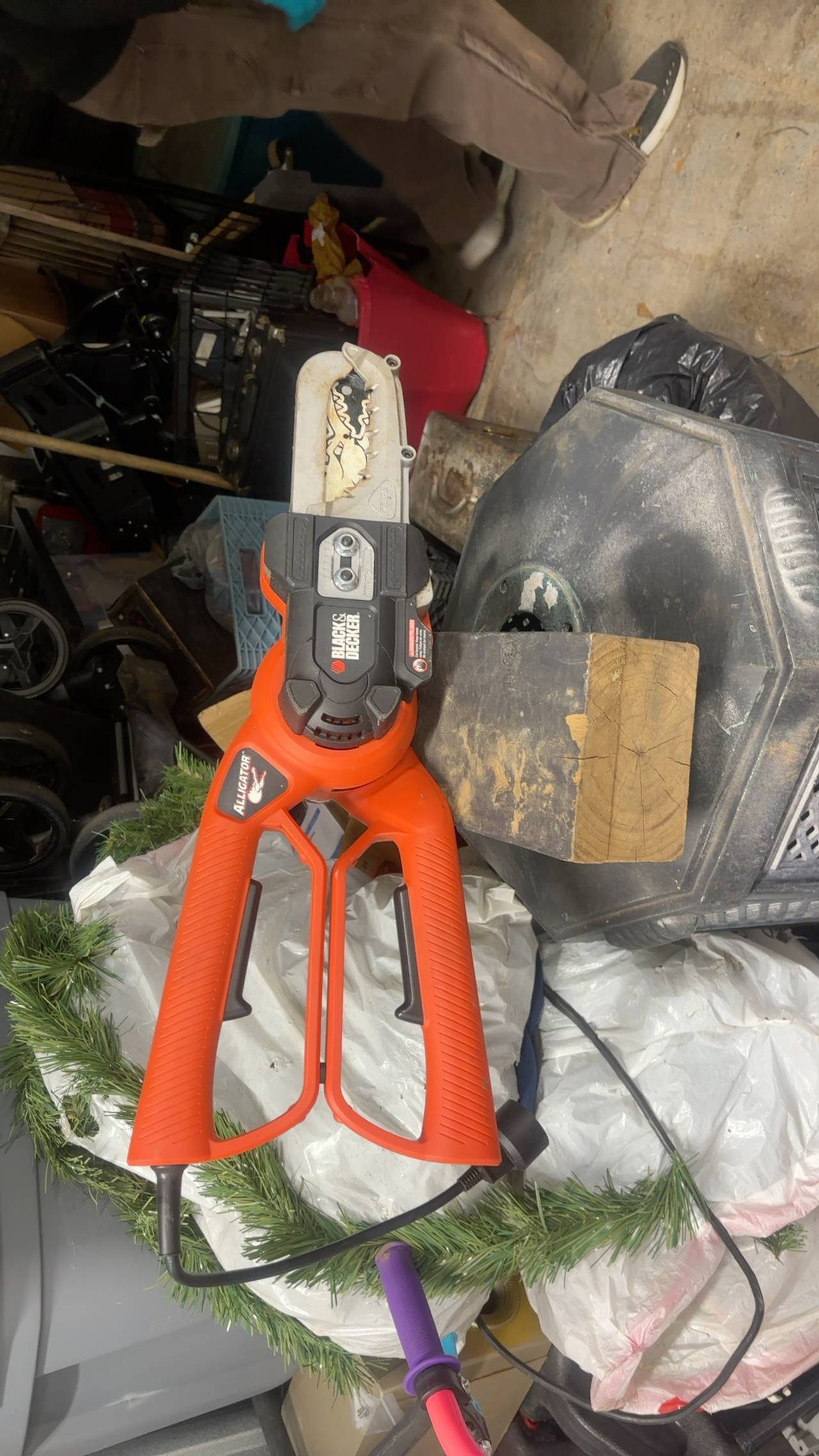 Black+Decker LP1000 Alligator Lopper 6-inch Corded Electric Chainsaw