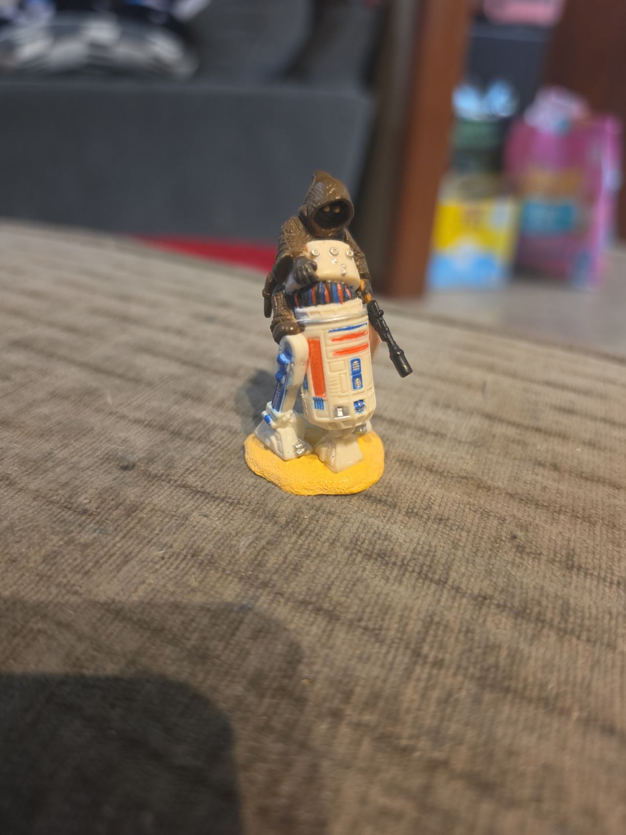 Star Wars: Legion Jawa and R2-D2 Miniature