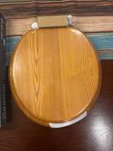 Glacier Bay Oak Veneer Round Toilet Seat - Image 4