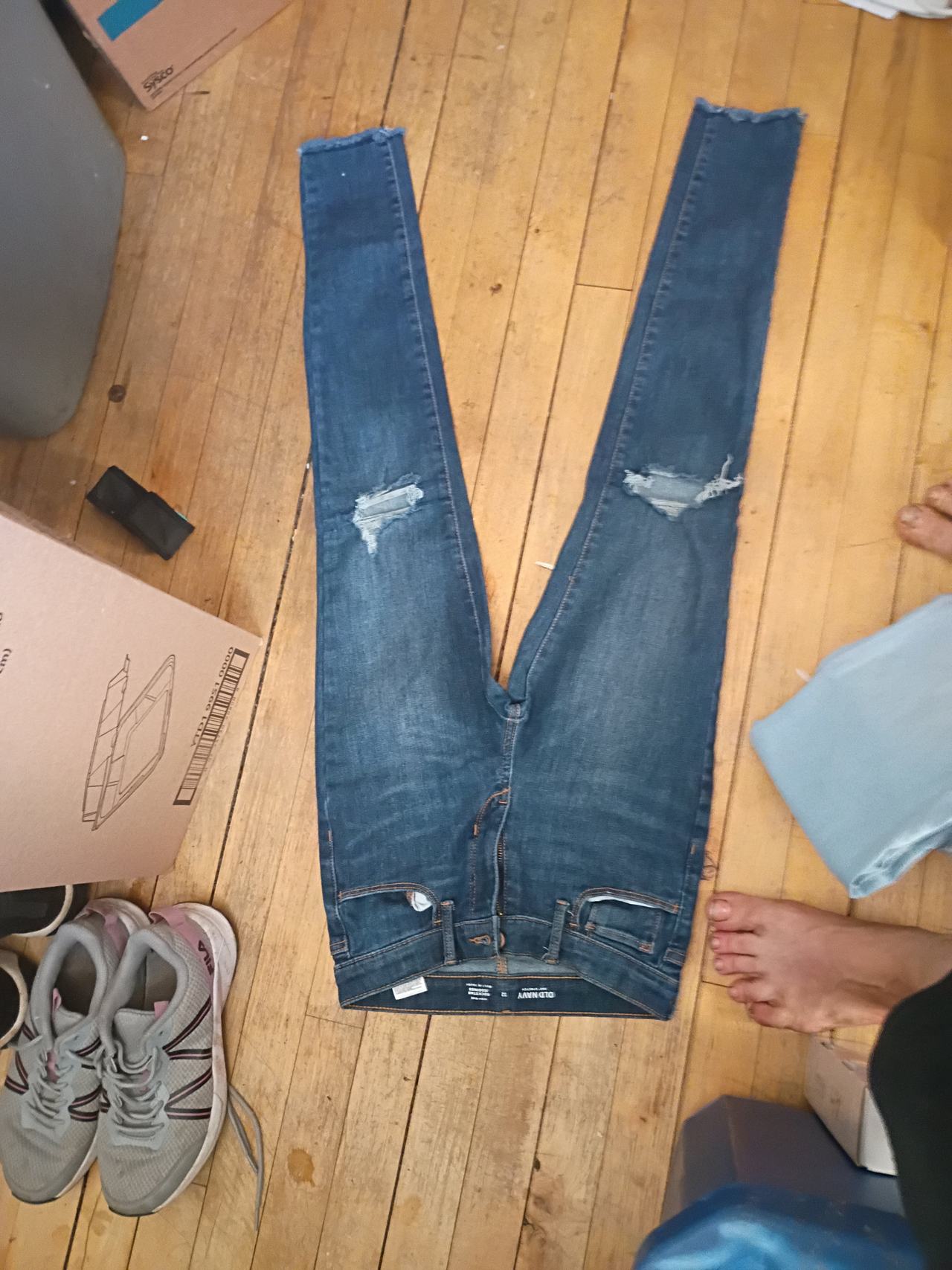 Old Navy Rockstar Super Skinny Distressed Jeans