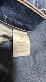 MOTHER The Insider Crop Step Chew Jeans - Image 5
