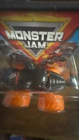 Monster Jam Monster Mutt Rottweiler 1:64 Scale Die-Cast Truck - Image 4
