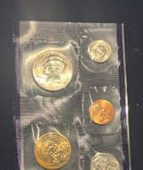 2000 United States Mint Uncirculated Coin Set (P) - Image 1