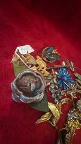 Vintage Costume Jewelry Brooch and Pin Lot - Image 8