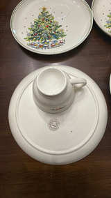 4 Salem Christmas Eve Plates Green & Gold Trim with cup indentation and 2 cups  - Image 3