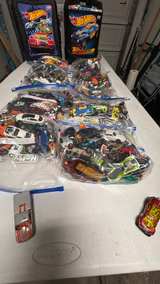 Hot Wheels 100 Car Carrying Case with Car Lot - Image 2