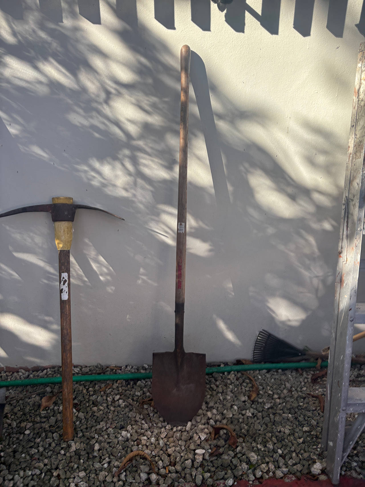 Long Handle Round Point Shovel